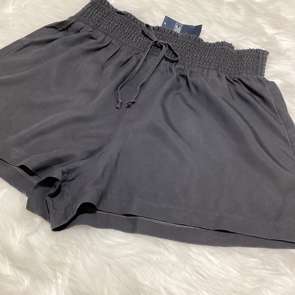 Abercrombie & Fitch Women’s Grey Flowy Gartered Shirred Waistband Shorts - Picture 3 of 4